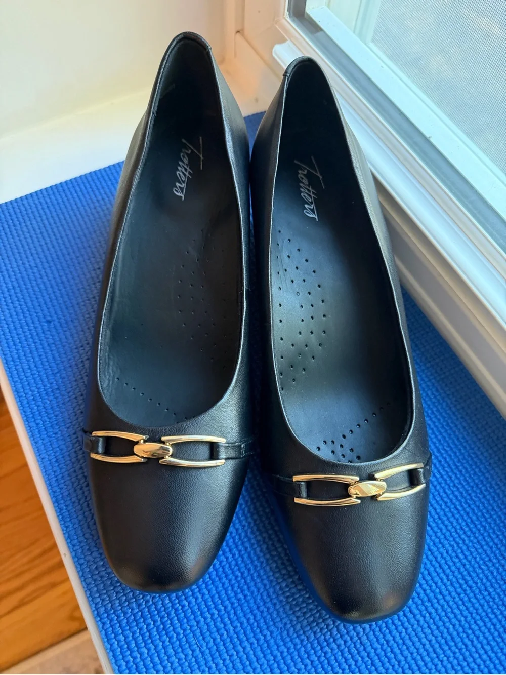 Trotters Dakota Black Low‎ Heel Pumps Womens Size 9 Comfort Dress Shoes
